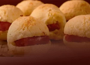 Pão-de-queijo-recheado-com-Linguica-Pernil-da-Emporio-dos-Vales